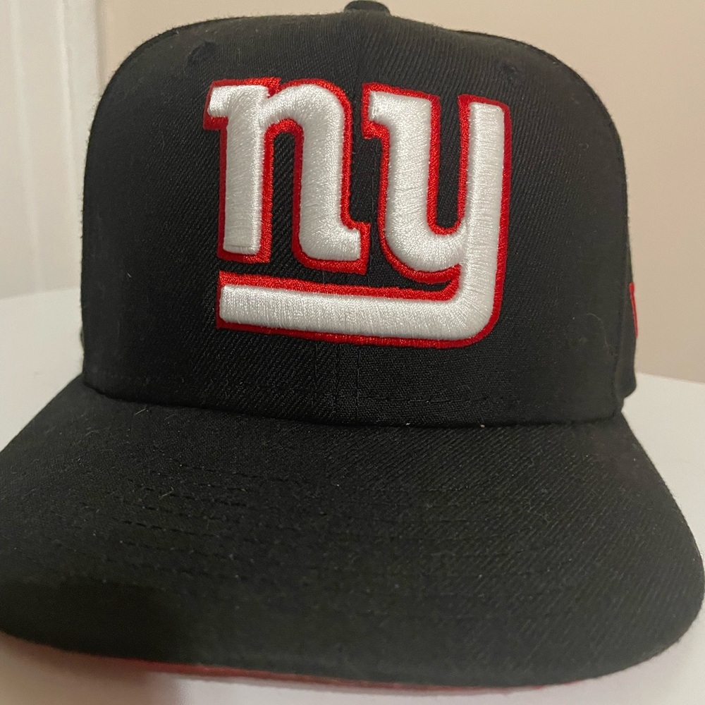 New York Giants Fitted Black Cap with Red and White Logo 7 1/8